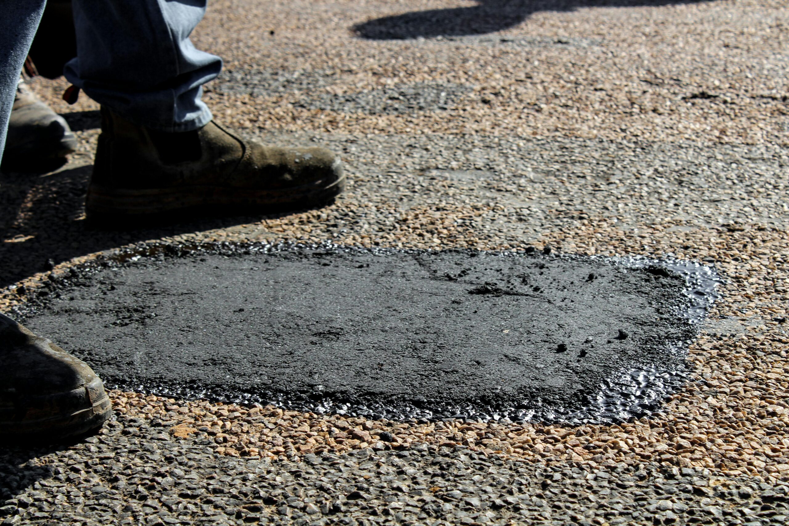 Calcium lignosulfonate is used as a plasticizer for concrete