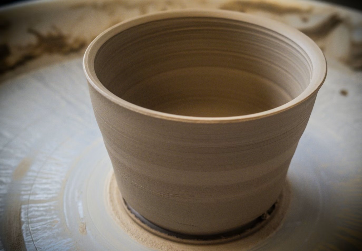 Lignosulfonate is used as a ceramic slurry additive
