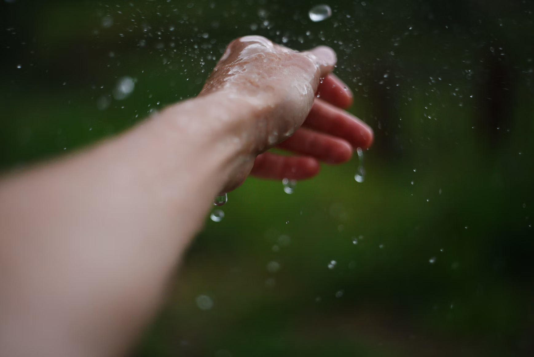 Are there handling hazards for sodium lignosulfonate?