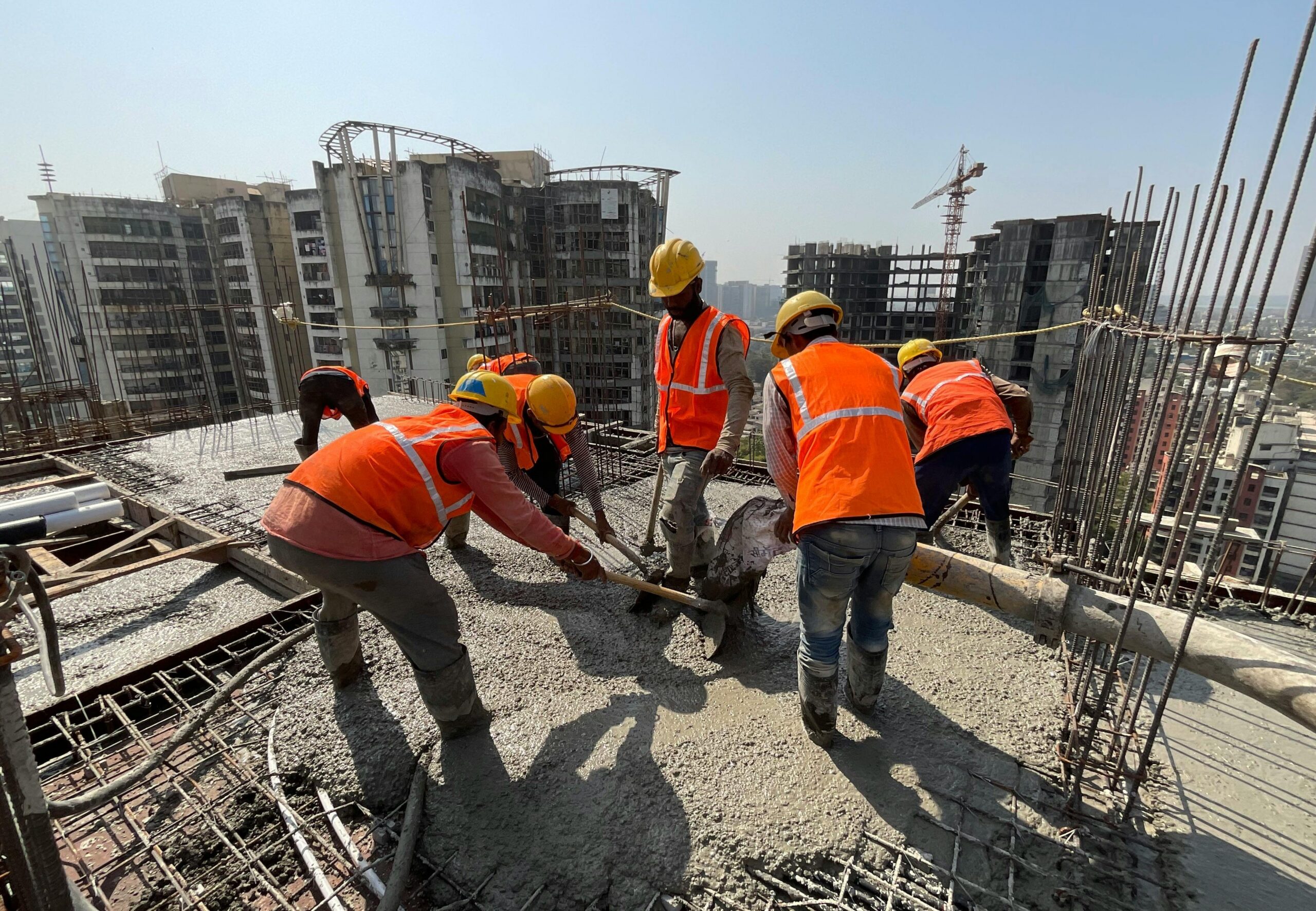 How does lignosulfonate work as a water reducer in concrete?