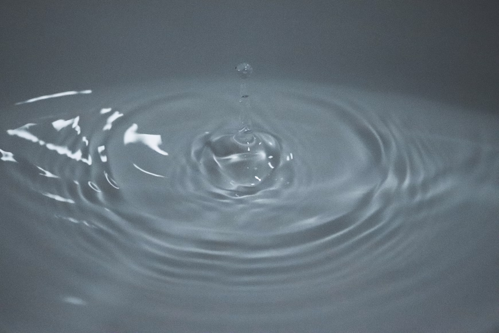 How does sodium lignosulfonate act as a water reducer?